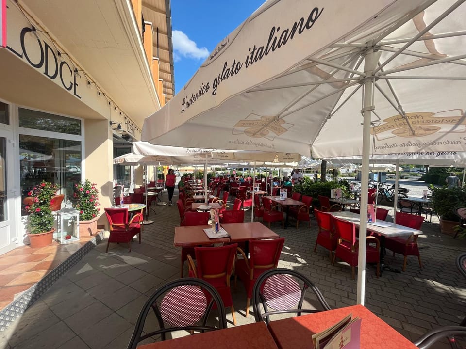 Restaurant/places to eat, Seating area
