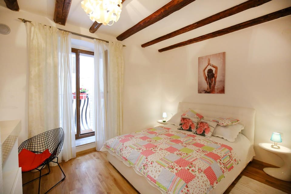 Day, Photo of the whole room