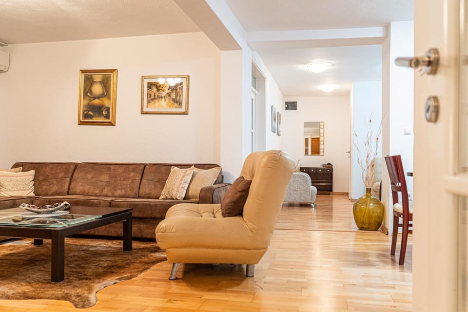Bathroom, Living room, kitchen