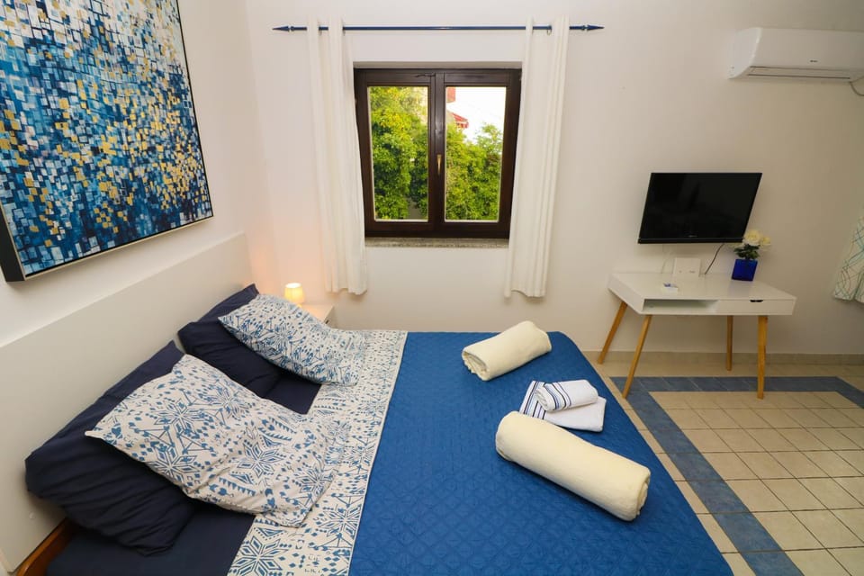 Bed, TV and multimedia, Photo of the whole room