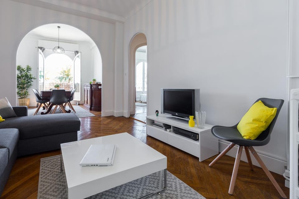 People, Living room, Dining area, group of guests, Family