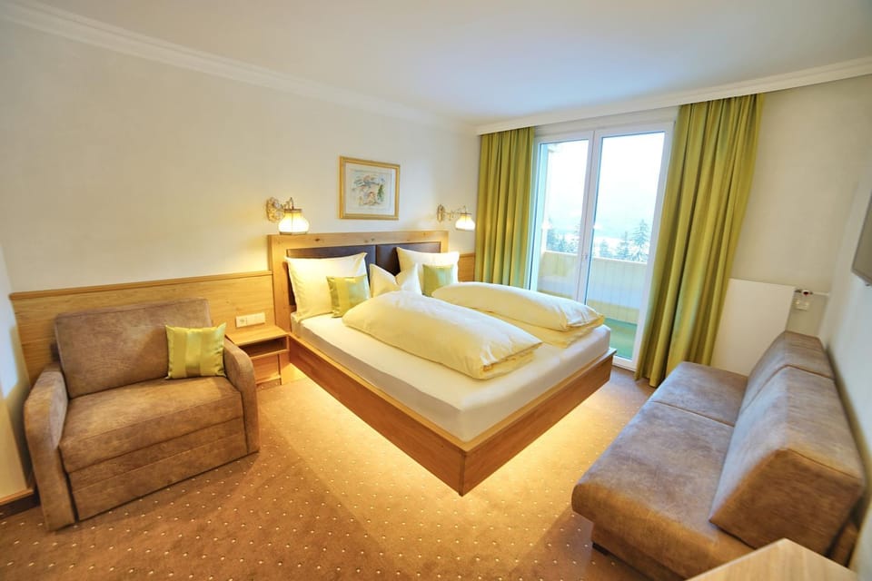 Bed, TV and multimedia, Living room, Photo of the whole room, Seating area, Bedroom