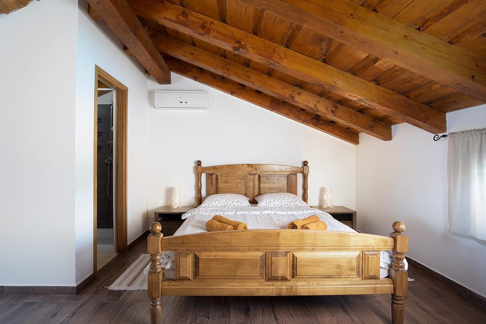 Bed, Living room, Photo of the whole room, Seating area, Bedroom, towels
