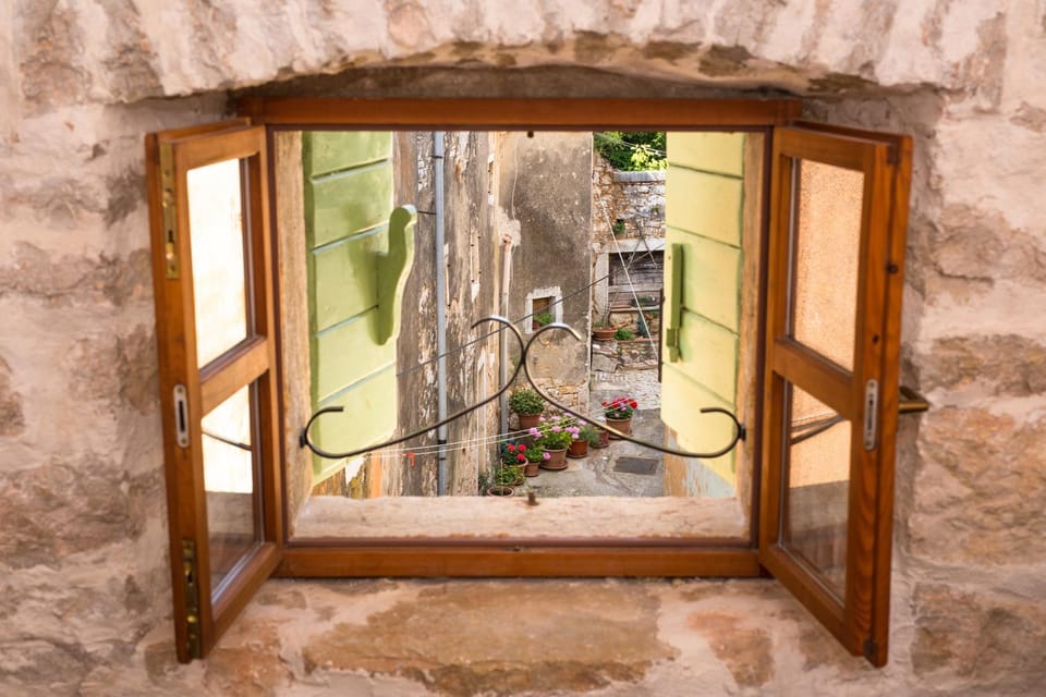 Bedroom, Street view