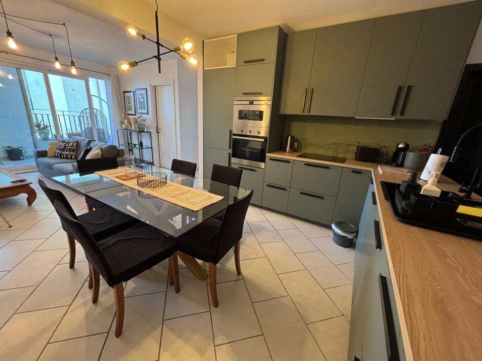 Kitchen or kitchenette, Dining area