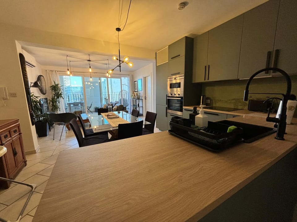 Kitchen or kitchenette, Living room