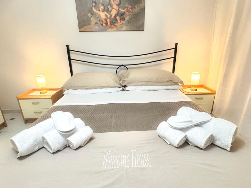 Bed, towels