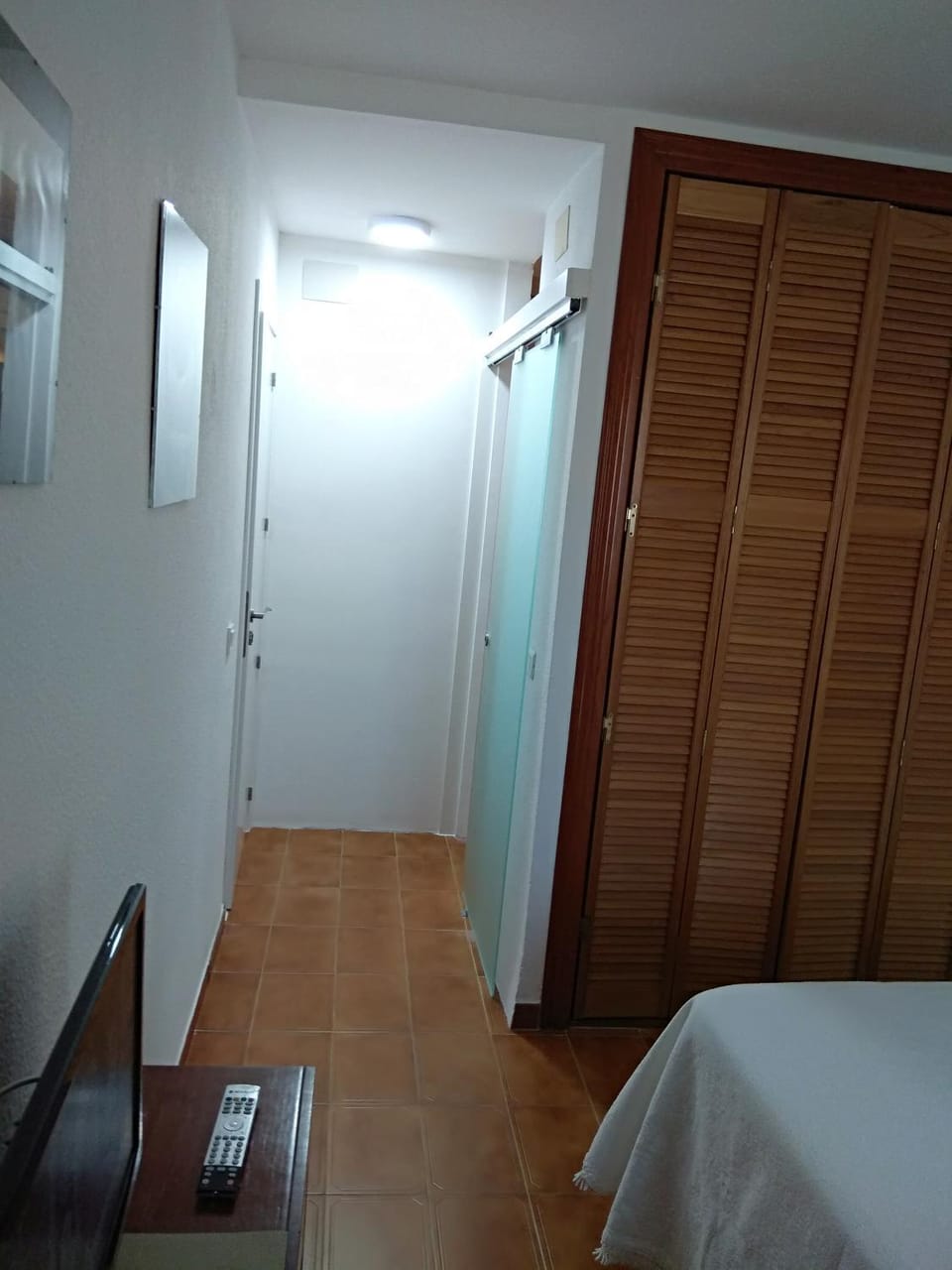 Photo of the whole room, Bedroom, wardrobe