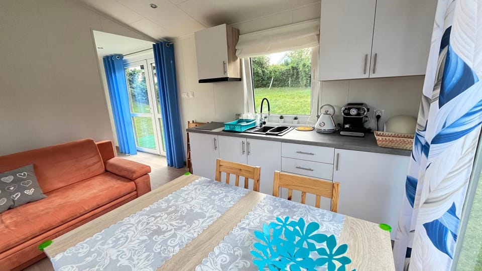 Kitchen or kitchenette, Living room, Dining area