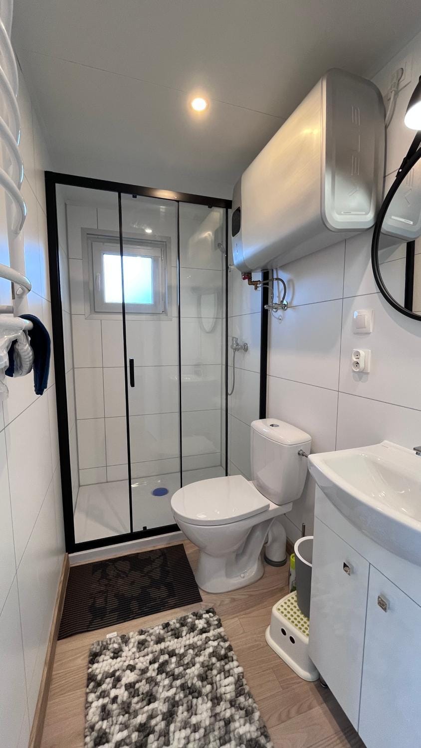 Shower, Toilet, Bathroom, towels