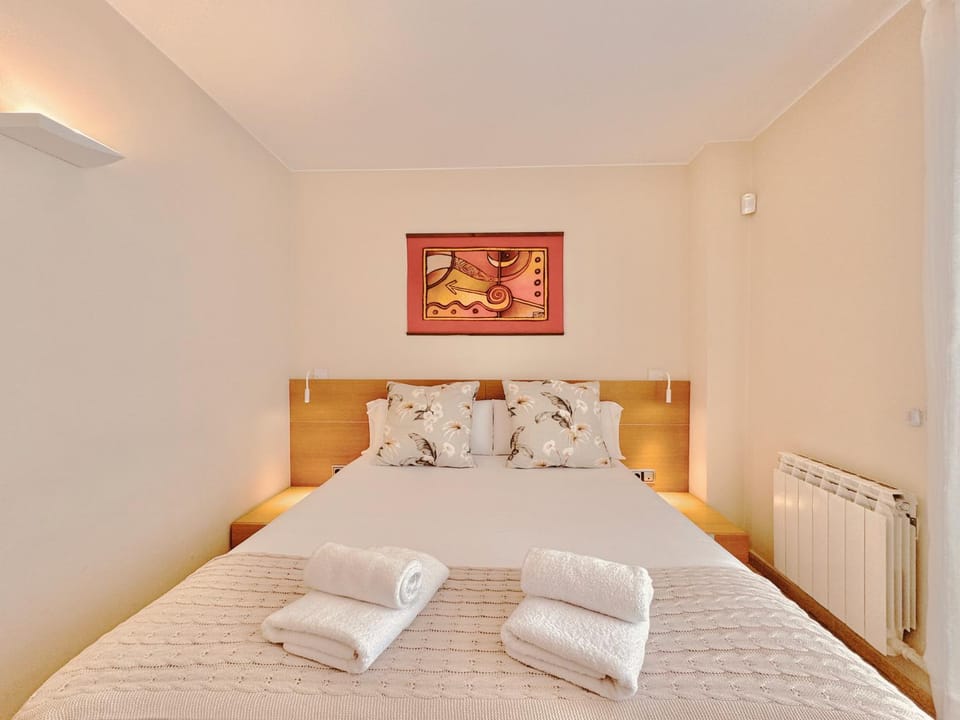 Bed, Bedroom, towels