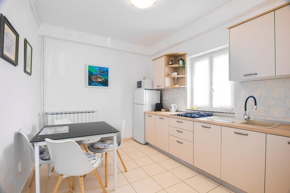 Kitchen or kitchenette, Dining area, minibar