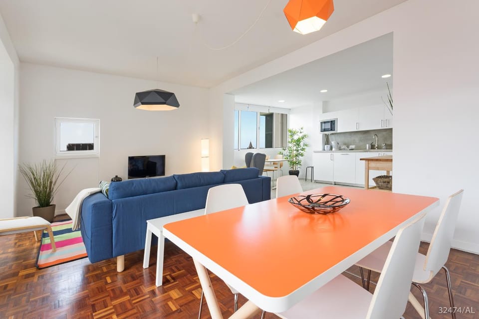 TV and multimedia, Coffee/tea facilities, Kitchen or kitchenette, Living room, Seating area, Dining area