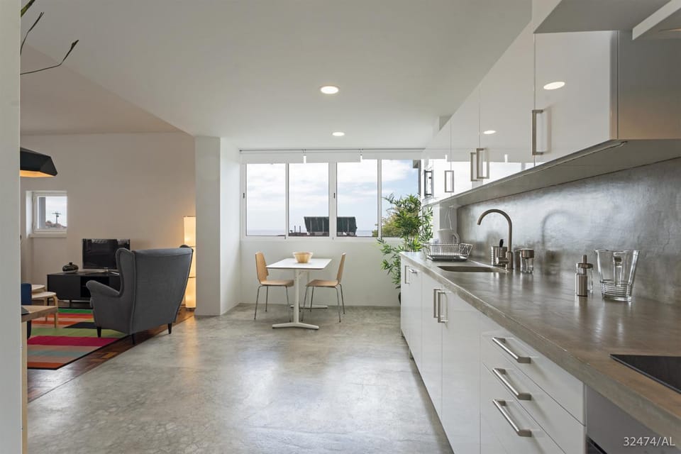 Coffee/tea facilities, Kitchen or kitchenette, Dining area, City view, Landmark view, Sea view, Street view