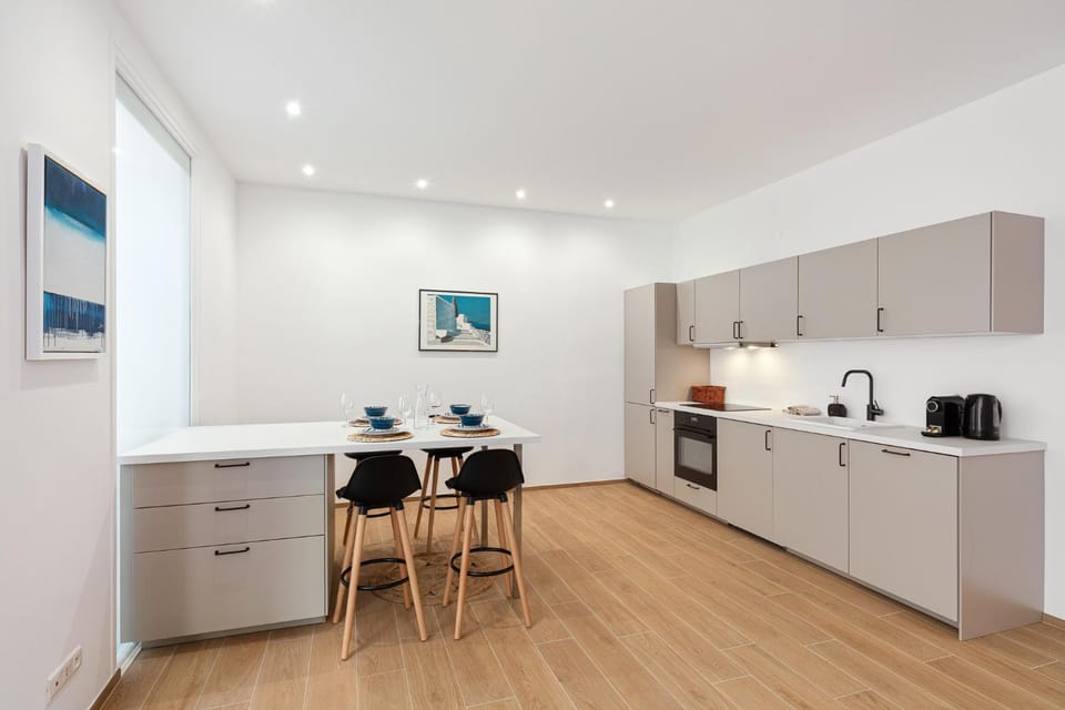 Coffee/tea facilities, Kitchen or kitchenette, Dining area, oven, stove