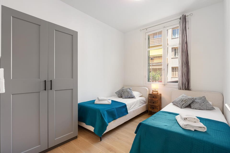 Bed, Bedroom, towels, wardrobe