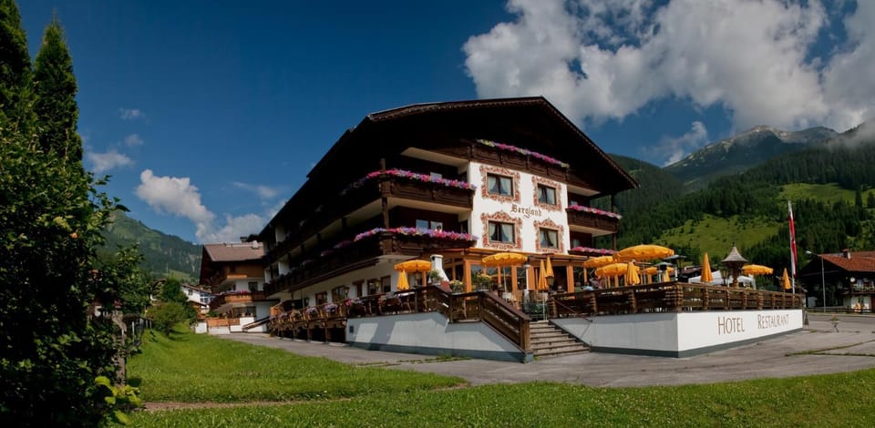 Property building, Restaurant/places to eat, Facade/entrance, Summer, Balcony/Terrace