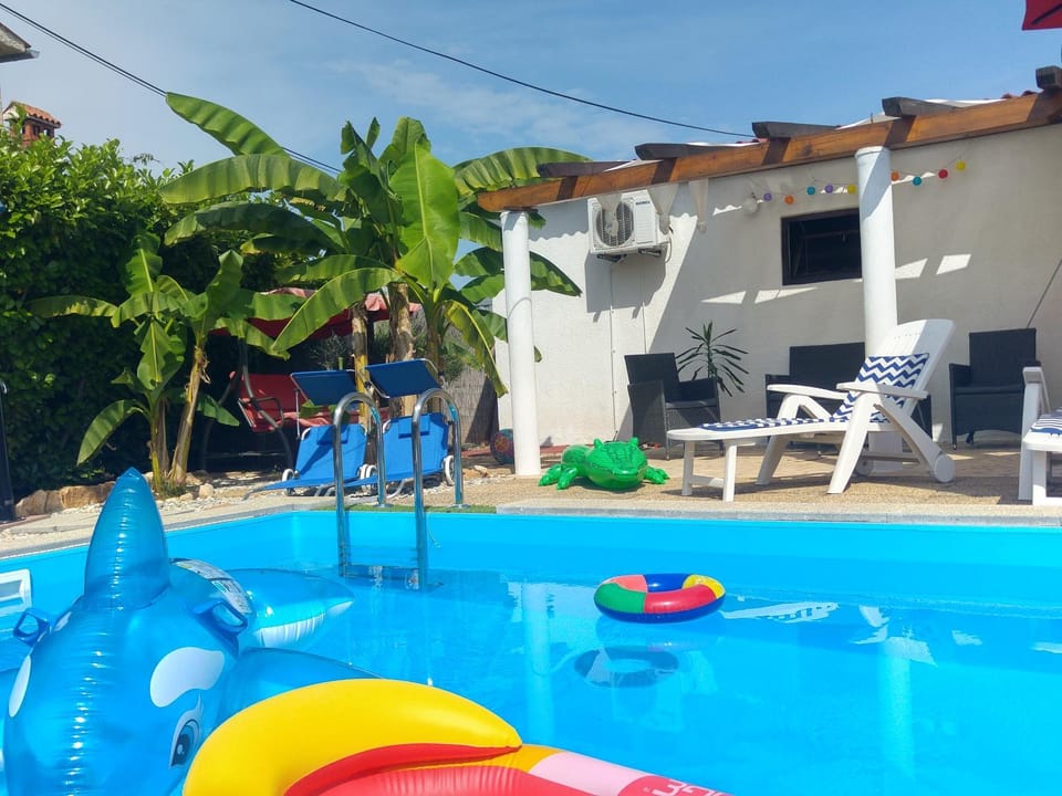 Swimming pool, Swimming pool