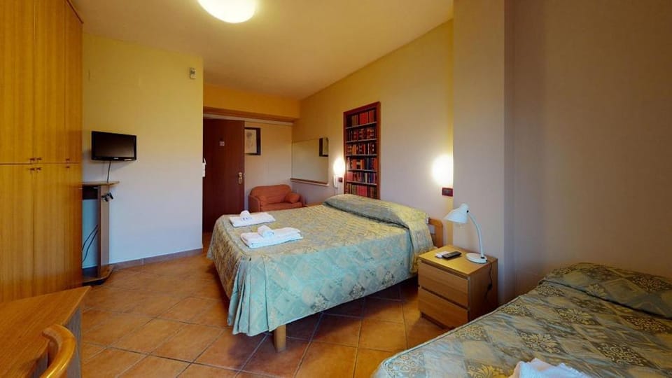 Bed, TV and multimedia, Photo of the whole room, Bedroom, hair dresser, towels