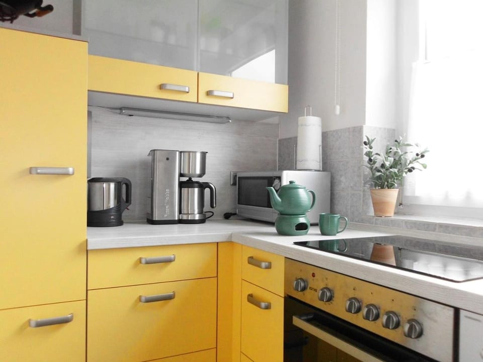 Coffee/tea facilities, Kitchen or kitchenette, stove