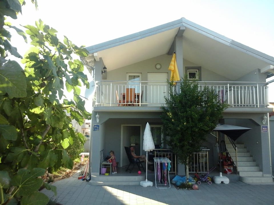 Property building, Facade/entrance, Off site, Balcony/Terrace, On site