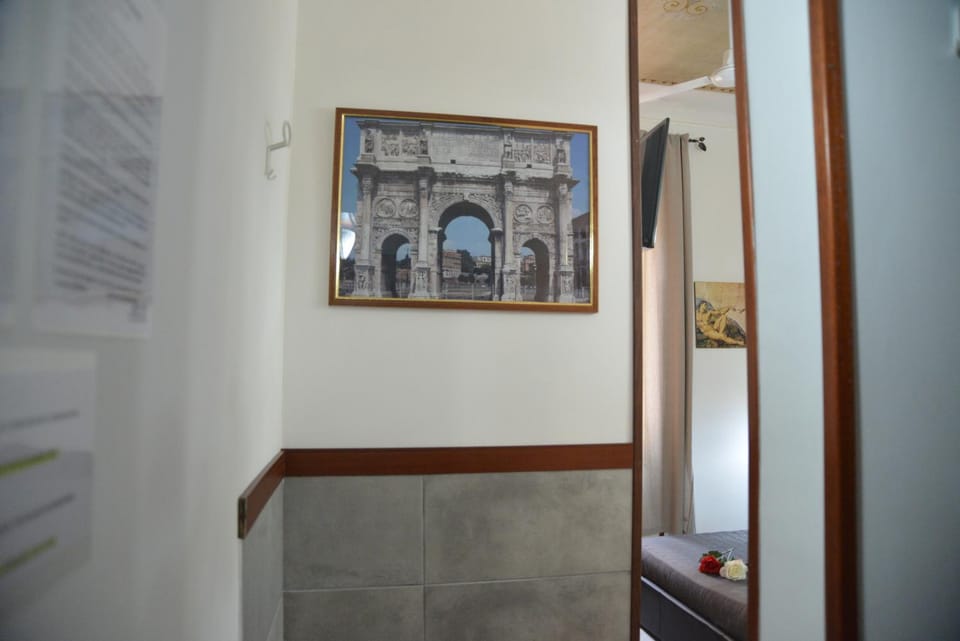 Nearby landmark, Photo of the whole room, Decorative detail