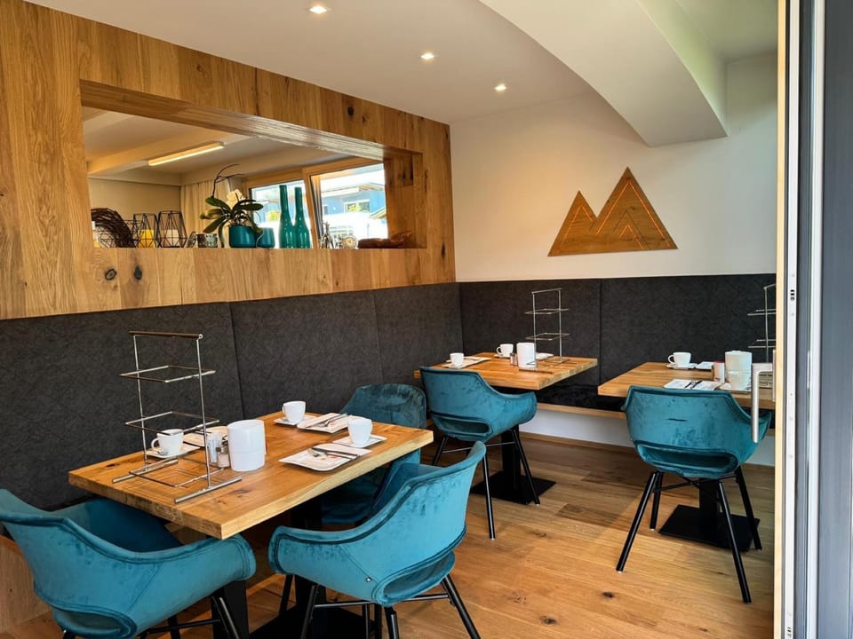 Restaurant/places to eat, Breakfast, Buffet breakfast