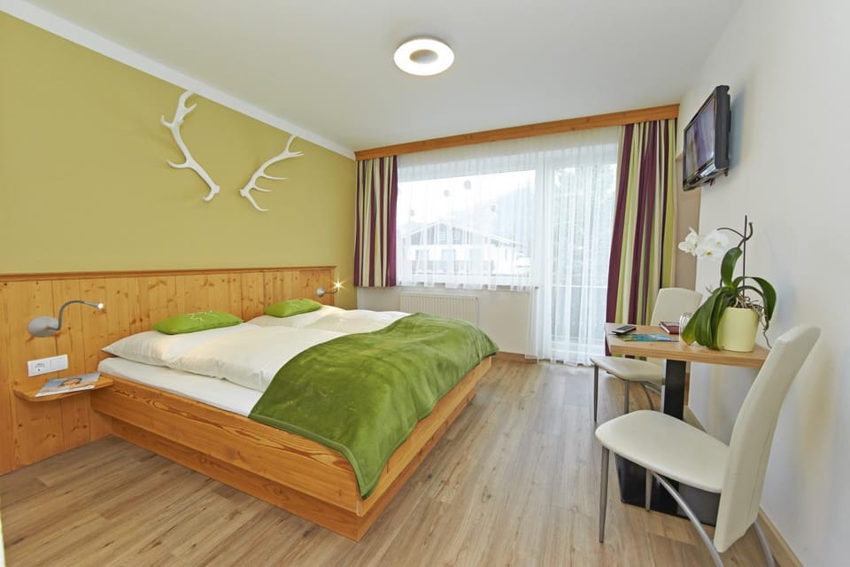 TV and multimedia, Balcony/Terrace, Photo of the whole room, Decorative detail