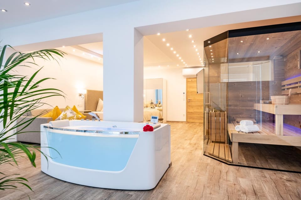Bed, Hot Tub, Bathroom, Photo of the whole room, Bedroom