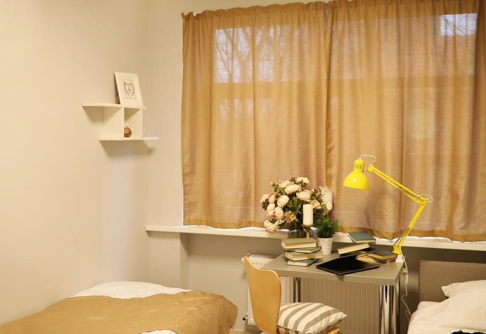 Bed, Living room, hair dresser
