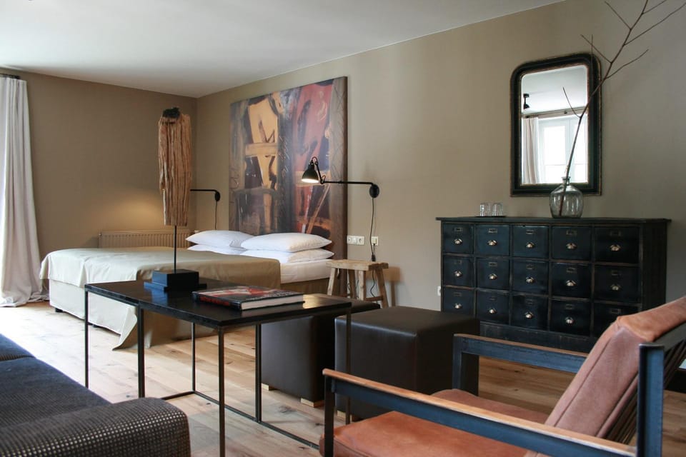 Photo of the whole room, Seating area