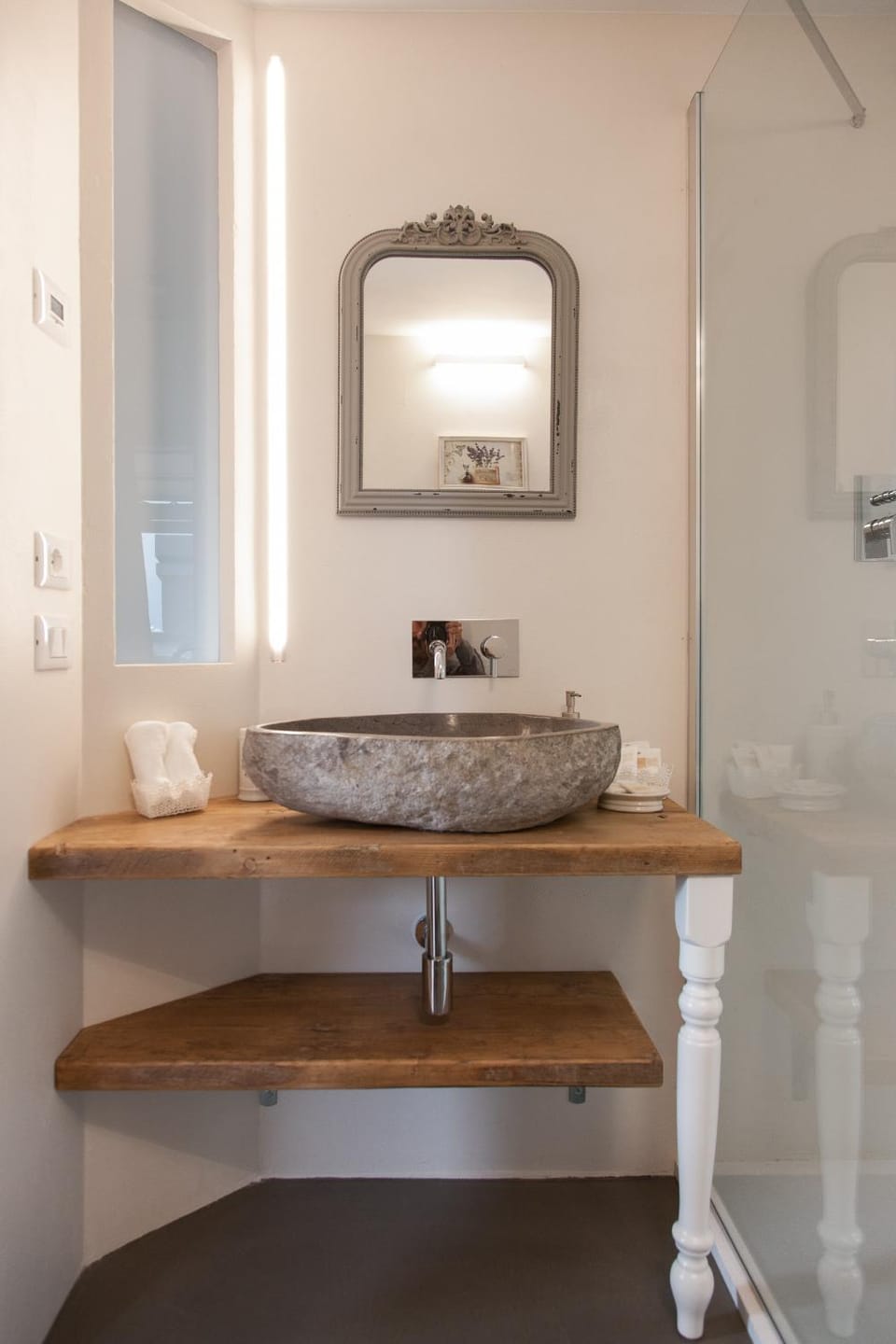 Day, Winter, Bathroom, Other, Decorative detail, On site