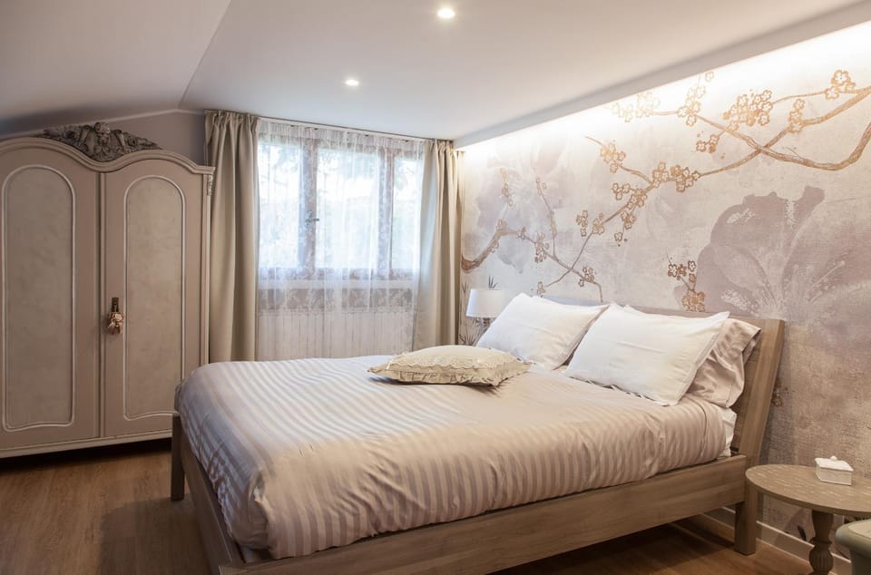 Bed, Day, Winter, Other, Other, Photo of the whole room, Decorative detail, Decorative detail, Bedroom, On site
