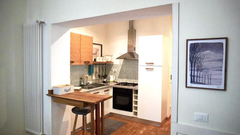 Kitchen or kitchenette, dishwasher, oven