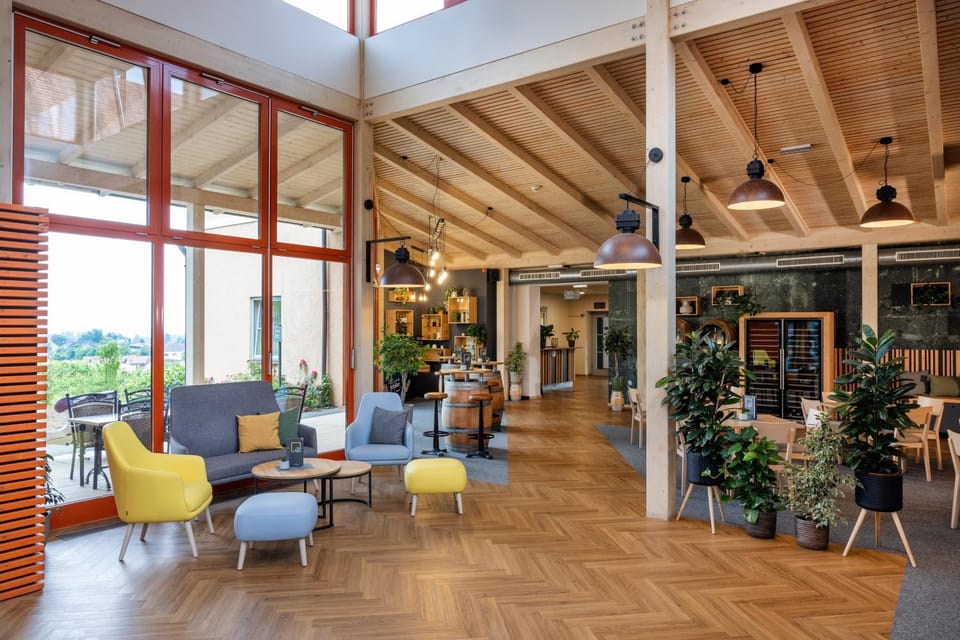 Lobby or reception, Lounge or bar, Food and drinks, Seating area, Dining area