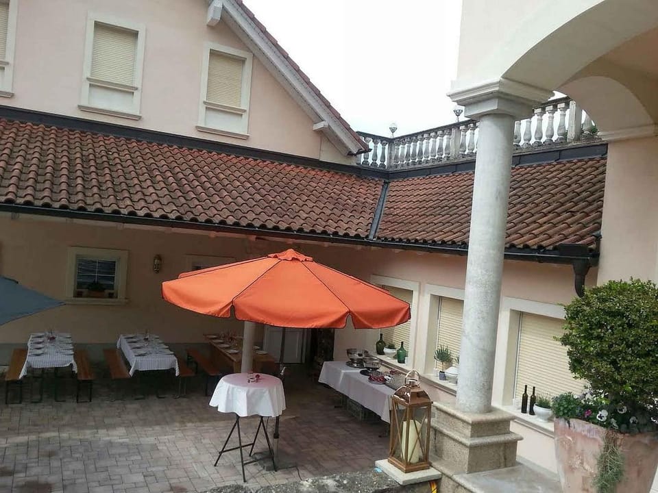 Weingut-Brennerei-Ferienwohnungen Eugen Wissler Apartment in Freiburg