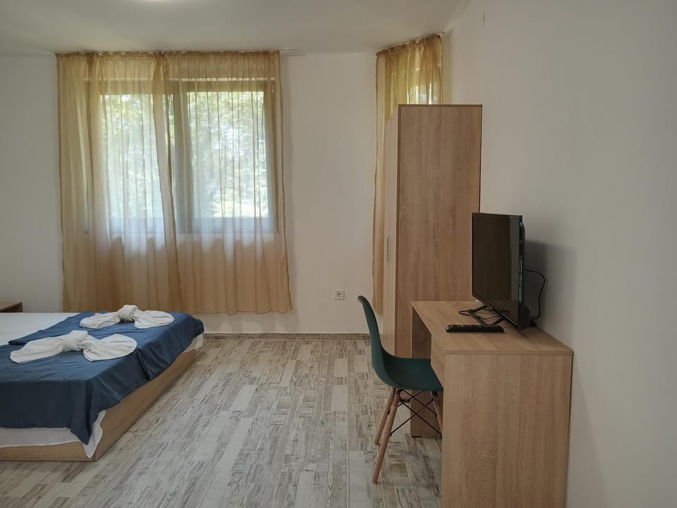 Communal lounge/ TV room, Bed, TV and multimedia, Photo of the whole room, Bedroom, hair dresser, wardrobe