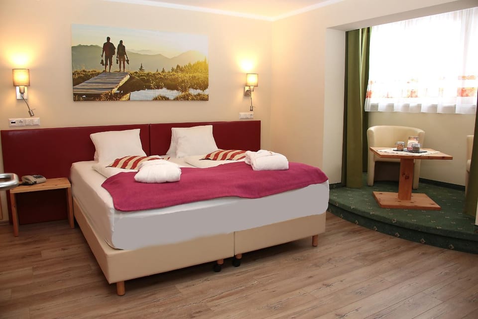 Shower, Toilet, Bed, TV and multimedia, Other, Photo of the whole room, Decorative detail, Decorative detail