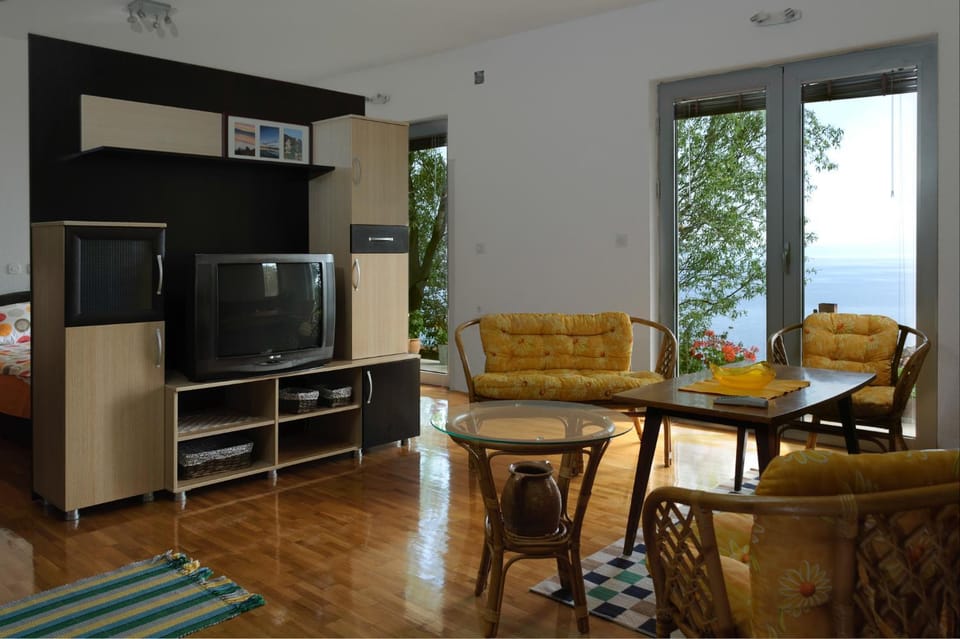 Living room, Lake view