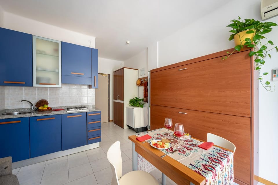 Kitchen or kitchenette, Dining area, air conditioner