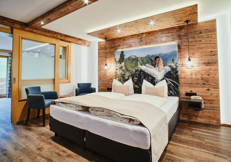 Photo of the whole room, Decorative detail