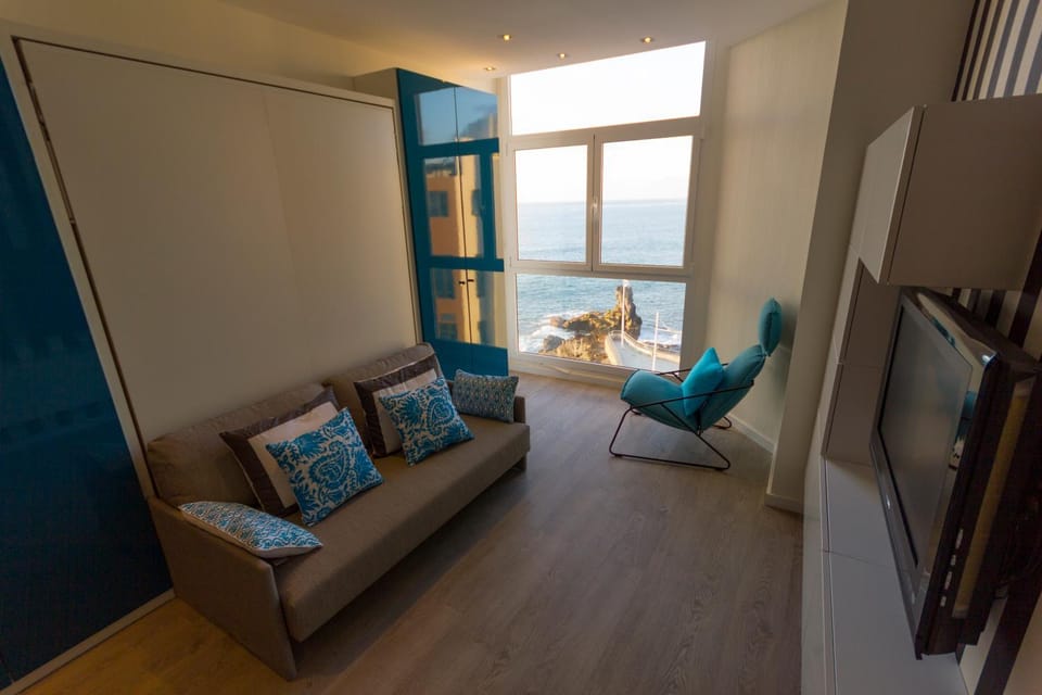 Property building, TV and multimedia, Living room, Sea view