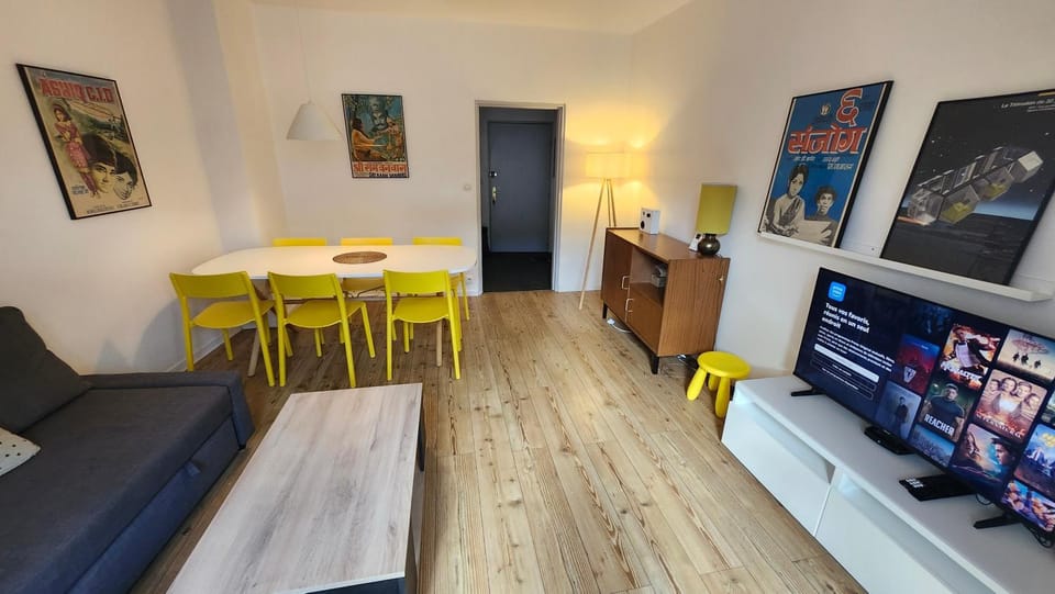 Communal lounge/ TV room, TV and multimedia, Living room, Dining area