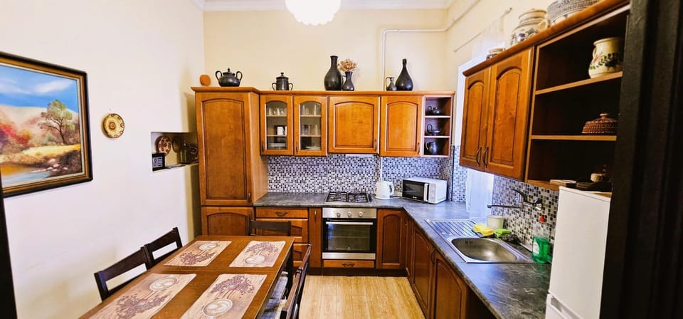 Kitchen or kitchenette, microwave, oven, safe, safe, kitchen