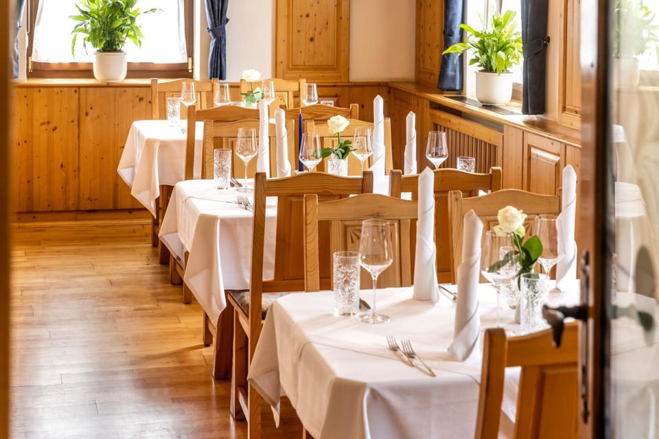 Restaurant/places to eat, Restaurant/places to eat, Banquet/Function facilities