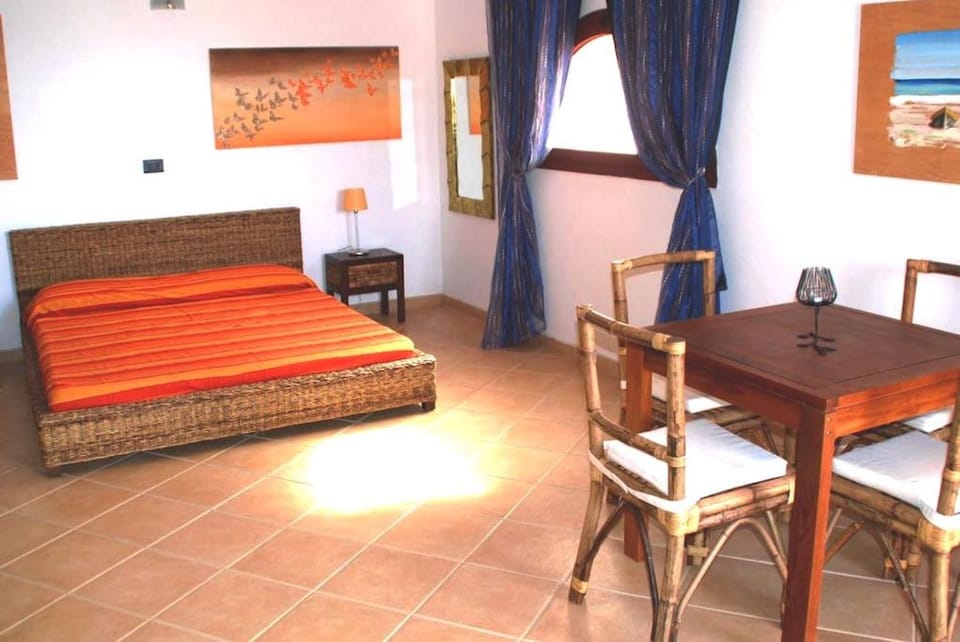 Bed, Dining area, Bedroom