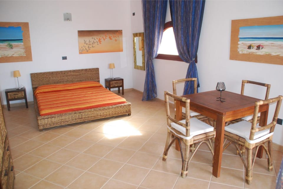 Bed, Living room, Photo of the whole room, Seating area, Dining area, Bedroom