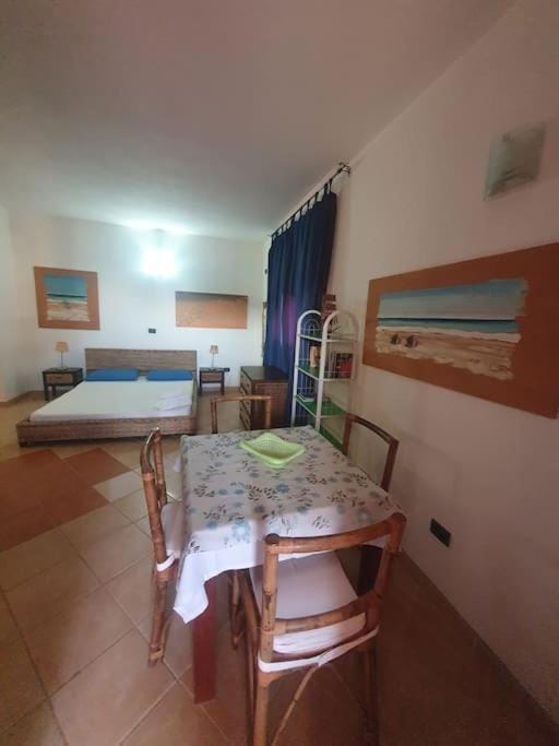 Bed, Photo of the whole room, Seating area, Dining area, Bedroom
