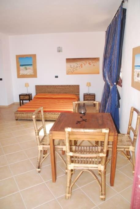 Bed, Seating area, Dining area