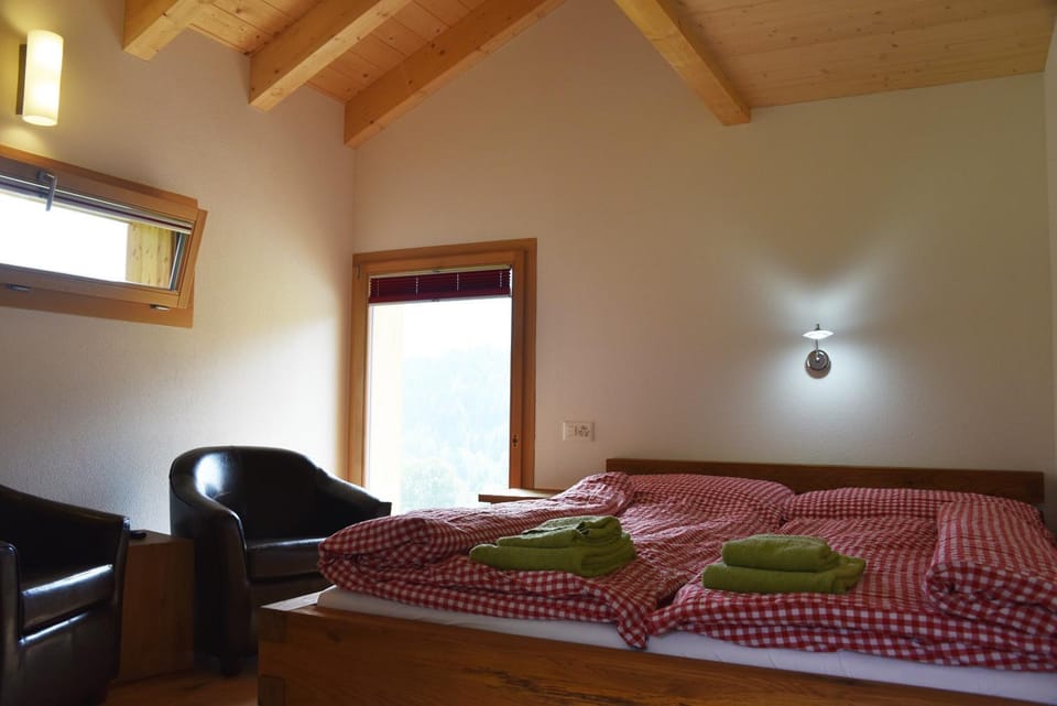 Photo of the whole room, Decorative detail